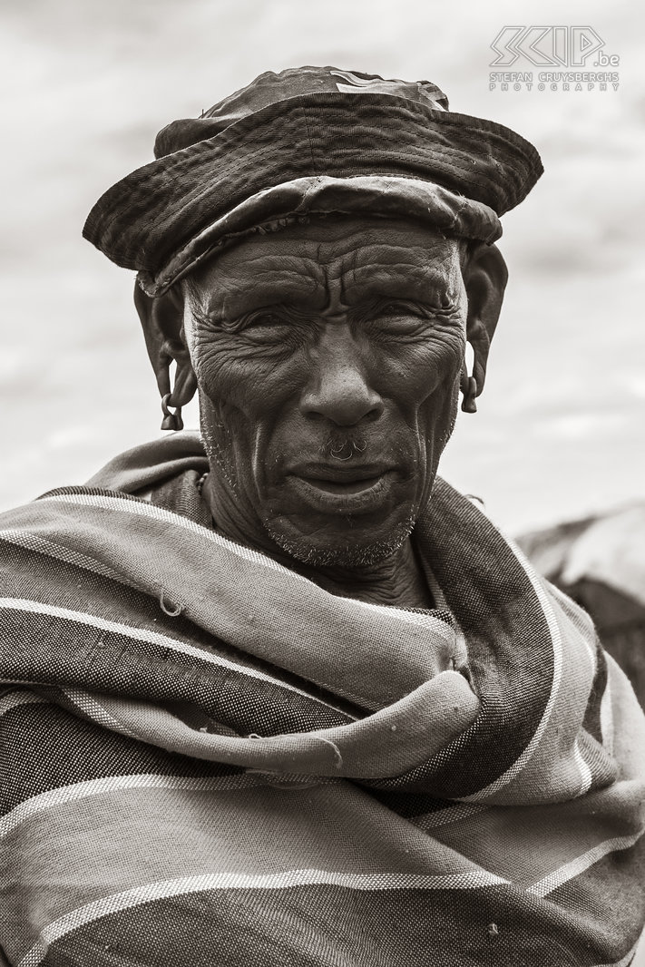 Kisima - Samburu lmuget - Mzee (oude man) Een oude Samburu man wordt een mzee genoemd. Zij dragen meestal geen traditionele kleding en bijna geen sierraden. Stefan Cruysberghs